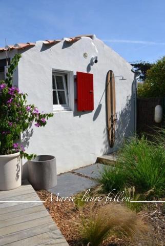 Propriété d'exception à vendre 9 pièces sur L'ILE D'YEU (85), ensemble immobilier de 2 maisons, pièce avec spa, jardin et garage.