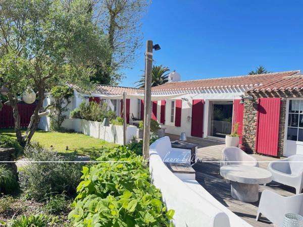 Propriété d'exception à vendre 9 pièces sur L'ILE D'YEU (85), ensemble immobilier de 2 maisons, pièce avec spa, jardin et garage.