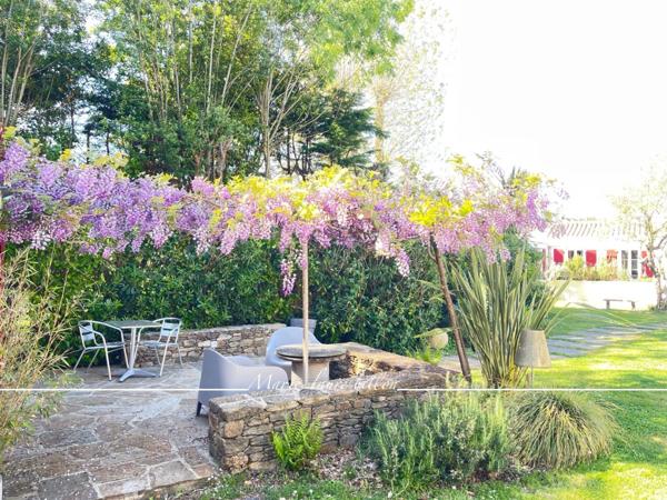 Propriété d'exception à vendre 9 pièces sur L'ILE D'YEU (85), ensemble immobilier de 2 maisons, pièce avec spa, jardin et garage.