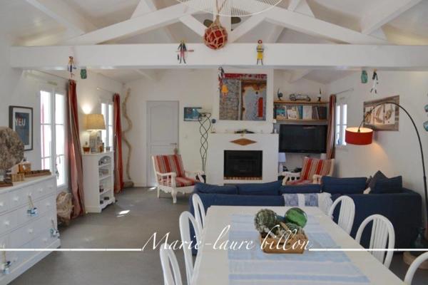 Propriété d'exception à vendre 9 pièces sur L'ILE D'YEU (85), ensemble immobilier de 2 maisons, pièce avec spa, jardin et garage.