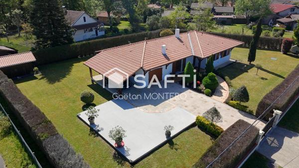 À vendre à Parentis-en-Born, maison avec grand terrain proche centre-ville.