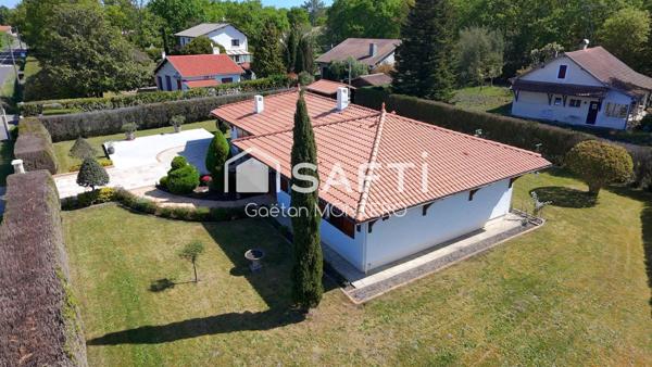 À vendre à Parentis-en-Born, maison avec grand terrain proche centre-ville.