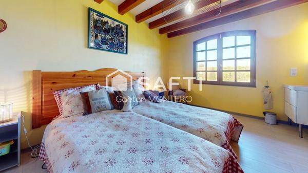 À vendre à Parentis-en-Born, maison avec grand terrain proche centre-ville.