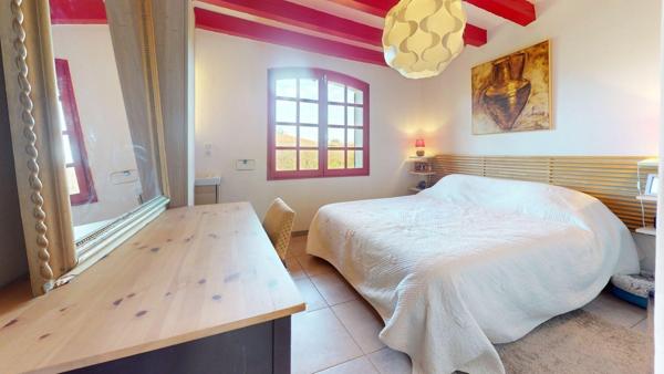 À vendre à Parentis-en-Born, maison avec grand terrain proche centre-ville.