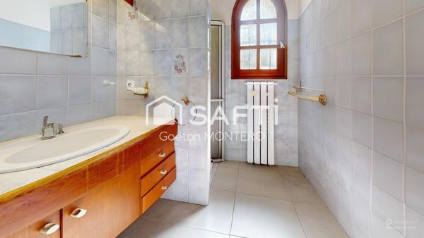 À vendre à Parentis-en-Born, maison avec grand terrain proche centre-ville.