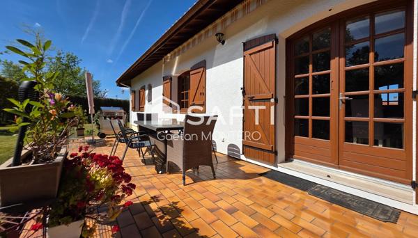 À vendre à Parentis-en-Born, maison avec grand terrain proche centre-ville.