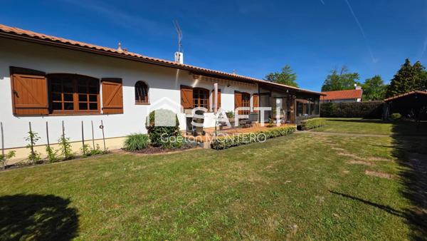 À vendre à Parentis-en-Born, maison avec grand terrain proche centre-ville.