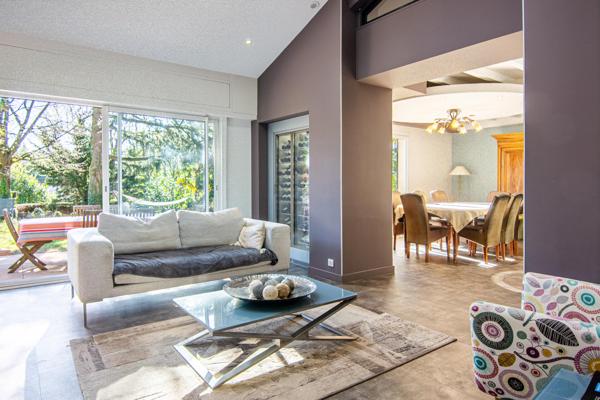 Montmerle-sur-Saône 226m² - 3300m² - Piscine - 5 Chambres - 2/3 Garages