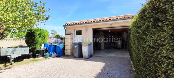 Idéalement située au cœur du bourg de Montamisé, à proximité immédiate des commerces, services et commodités, cette maison construite en 2005 séduit par son agencement fonctionnel, ses volumes généreux et la qualité de ses prestations. Pensée pour offrir un cadre de vie confortable et convivial, elle propose une distribution fluide, une belle luminosité naturelle et des espaces adaptés à la vie de famille. ☀️

Dès l’entrée, vous découvrirez une atmosphère chaleureuse, portée par une pièce de vie agréable ouverte sur une terrasse exposée plein sud, idéale pour profiter des beaux jours 🌿

Rez-de-chaussée

L’entrée avec placard dessert une belle pièce de vie lumineuse composée de :

- Séjour d’environ 33 m², ouvert sur l’extérieur par une large baie vitrée donnant accès à une terrasse exposée plein sud

- Cuisine américaine d’environ 12 m², ouverte sur l’espace de vie

L’espace nuit du rez-de-chaussée comprend :

- Chambre 1 : 12 m²

- Chambre 2 : 11 m²

- Salle d’eau : 4,35 m²

- WC indépendant

- Buanderie : 15 m²

Étage

Un palier dessert :

- Chambre 3 : 12 m²

- Chambre 4 : 13 m²

- Seconde salle d’eau : 5,44 m²

Annexes et extérieurs 🌳

- Garage d’environ 31 m²

- Cave

Terrain clos et arboré d’environ 450 m², agrémenté d’arbres fruitiers

Terrasse exposée sud

Prestations techniques 🔧

Construction 2005

Chauffage par chaudière gaz

Climatisation réversible par splits

Menuiseries avec large baie vitrée sur terrasse

Configuration familiale recherchée avec deux chambres et une salle d’eau au rez-de-chaussée

Maison bien entretenue, aux volumes équilibrés et à l’agencement optimisé, idéale pour une famille recherchant confort, fonctionnalité et proximité des services.

💫 Un bien complet, prêt à accueillir vos projets de vie, à découvrir sans tarder.

Contactez-moi rapidement pour organiser une visite. Je suis joignable du lundi au samedi de 8h00 à 20h00.