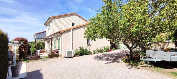 Idéalement située au cœur du bourg de Montamisé, à proximité immédiate des commerces, services et commodités, cette maison construite en 2005 séduit par son agencement fonctionnel, ses volumes généreux et la qualité de ses prestations. Pensée pour offrir un cadre de vie confortable et convivial, elle propose une distribution fluide, une belle luminosité naturelle et des espaces adaptés à la vie de famille. ☀️

Dès l’entrée, vous découvrirez une atmosphère chaleureuse, portée par une pièce de vie agréable ouverte sur une terrasse exposée plein sud, idéale pour profiter des beaux jours 🌿

Rez-de-chaussée

L’entrée avec placard dessert une belle pièce de vie lumineuse composée de :

- Séjour d’environ 33 m², ouvert sur l’extérieur par une large baie vitrée donnant accès à une terrasse exposée plein sud

- Cuisine américaine d’environ 12 m², ouverte sur l’espace de vie

L’espace nuit du rez-de-chaussée comprend :

- Chambre 1 : 12 m²

- Chambre 2 : 11 m²

- Salle d’eau : 4,35 m²

- WC indépendant

- Buanderie : 15 m²

Étage

Un palier dessert :

- Chambre 3 : 12 m²

- Chambre 4 : 13 m²

- Seconde salle d’eau : 5,44 m²

Annexes et extérieurs 🌳

- Garage d’environ 31 m²

- Cave

Terrain clos et arboré d’environ 450 m², agrémenté d’arbres fruitiers

Terrasse exposée sud

Prestations techniques 🔧

Construction 2005

Chauffage par chaudière gaz

Climatisation réversible par splits

Menuiseries avec large baie vitrée sur terrasse

Configuration familiale recherchée avec deux chambres et une salle d’eau au rez-de-chaussée

Maison bien entretenue, aux volumes équilibrés et à l’agencement optimisé, idéale pour une famille recherchant confort, fonctionnalité et proximité des services.

💫 Un bien complet, prêt à accueillir vos projets de vie, à découvrir sans tarder.

Contactez-moi rapidement pour organiser une visite. Je suis joignable du lundi au samedi de 8h00 à 20h00.