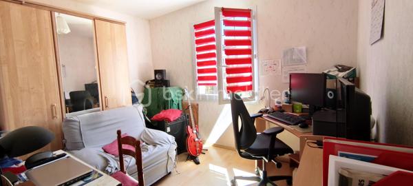 Idéalement située au cœur du bourg de Montamisé, à proximité immédiate des commerces, services et commodités, cette maison construite en 2005 séduit par son agencement fonctionnel, ses volumes généreux et la qualité de ses prestations. Pensée pour offrir un cadre de vie confortable et convivial, elle propose une distribution fluide, une belle luminosité naturelle et des espaces adaptés à la vie de famille. ☀️

Dès l’entrée, vous découvrirez une atmosphère chaleureuse, portée par une pièce de vie agréable ouverte sur une terrasse exposée plein sud, idéale pour profiter des beaux jours 🌿

Rez-de-chaussée

L’entrée avec placard dessert une belle pièce de vie lumineuse composée de :

- Séjour d’environ 33 m², ouvert sur l’extérieur par une large baie vitrée donnant accès à une terrasse exposée plein sud

- Cuisine américaine d’environ 12 m², ouverte sur l’espace de vie

L’espace nuit du rez-de-chaussée comprend :

- Chambre 1 : 12 m²

- Chambre 2 : 11 m²

- Salle d’eau : 4,35 m²

- WC indépendant

- Buanderie : 15 m²

Étage

Un palier dessert :

- Chambre 3 : 12 m²

- Chambre 4 : 13 m²

- Seconde salle d’eau : 5,44 m²

Annexes et extérieurs 🌳

- Garage d’environ 31 m²

- Cave

Terrain clos et arboré d’environ 450 m², agrémenté d’arbres fruitiers

Terrasse exposée sud

Prestations techniques 🔧

Construction 2005

Chauffage par chaudière gaz

Climatisation réversible par splits

Menuiseries avec large baie vitrée sur terrasse

Configuration familiale recherchée avec deux chambres et une salle d’eau au rez-de-chaussée

Maison bien entretenue, aux volumes équilibrés et à l’agencement optimisé, idéale pour une famille recherchant confort, fonctionnalité et proximité des services.

💫 Un bien complet, prêt à accueillir vos projets de vie, à découvrir sans tarder.

Contactez-moi rapidement pour organiser une visite. Je suis joignable du lundi au samedi de 8h00 à 20h00.
