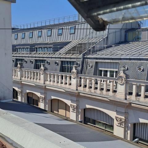 75002 - PARIS - RUE DE GRAMONT - MICRO-LOGEMENT - DERNIER ÉTAGE - ASCENSEUR - LUMINEUX - FAIBLES CHARGES - CALME - PROXIMITÉ OPÉRA ET TRANSPORTS - RÉNOVÉ - EXCLUSIVITÉ