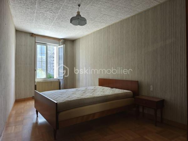 A découvrir, maison de 141 m2 offrant de beaux volumes et de nombreuses possibilités d'aménagement.

Au rez-de-chaussée, vous trouverez un sas d'entrée, un séjour/salon, une cuisine aménagée et équipée avec une arrière cuisine, une pièce pouvant faire office de chambre ou de bureau ainsi qu'une salle de d'eau avec WC.

A l'étage, pièce palière dessert 4 chambres, dont 2 en enfilade, idéales pour des chambres d'enfants. Au dessus, un grenier aménageable offre un beau potentiel.

La maison dispose d'une véranda et un garage avec grenier au dessus. De plusieurs caves, débarras, ainsi que de dépendances et un jardin non attenant.

Les ++++ : 
- chaudière à granulés récente et économique (consommation d'environ 2,5 tonnes/ans, soit 850 à 900 euros par an.)
- Toiture de la maison en bonne état
- Commerces er services de proximité (boulangerie, école et restaurant)
- A seulement 5 minutes de Pré en Pail

Une maison idéale pour une famille ou un projet nécessitant de beaux espaces de stockage et un fort potentiel d'évolution.

A visiter sans tarder !
