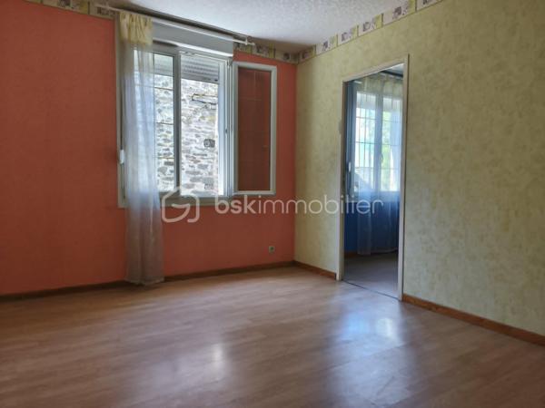 A découvrir, maison de 141 m2 offrant de beaux volumes et de nombreuses possibilités d'aménagement.

Au rez-de-chaussée, vous trouverez un sas d'entrée, un séjour/salon, une cuisine aménagée et équipée avec une arrière cuisine, une pièce pouvant faire office de chambre ou de bureau ainsi qu'une salle de d'eau avec WC.

A l'étage, pièce palière dessert 4 chambres, dont 2 en enfilade, idéales pour des chambres d'enfants. Au dessus, un grenier aménageable offre un beau potentiel.

La maison dispose d'une véranda et un garage avec grenier au dessus. De plusieurs caves, débarras, ainsi que de dépendances et un jardin non attenant.

Les ++++ : 
- chaudière à granulés récente et économique (consommation d'environ 2,5 tonnes/ans, soit 850 à 900 euros par an.)
- Toiture de la maison en bonne état
- Commerces er services de proximité (boulangerie, école et restaurant)
- A seulement 5 minutes de Pré en Pail

Une maison idéale pour une famille ou un projet nécessitant de beaux espaces de stockage et un fort potentiel d'évolution.

A visiter sans tarder !