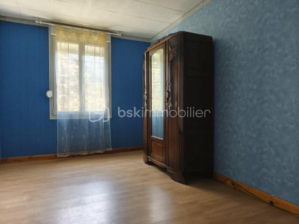 A découvrir, maison de 141 m2 offrant de beaux volumes et de nombreuses possibilités d'aménagement.

Au rez-de-chaussée, vous trouverez un sas d'entrée, un séjour/salon, une cuisine aménagée et équipée avec une arrière cuisine, une pièce pouvant faire office de chambre ou de bureau ainsi qu'une salle de d'eau avec WC.

A l'étage, pièce palière dessert 4 chambres, dont 2 en enfilade, idéales pour des chambres d'enfants. Au dessus, un grenier aménageable offre un beau potentiel.

La maison dispose d'une véranda et un garage avec grenier au dessus. De plusieurs caves, débarras, ainsi que de dépendances et un jardin non attenant.

Les ++++ : 
- chaudière à granulés récente et économique (consommation d'environ 2,5 tonnes/ans, soit 850 à 900 euros par an.)
- Toiture de la maison en bonne état
- Commerces er services de proximité (boulangerie, école et restaurant)
- A seulement 5 minutes de Pré en Pail

Une maison idéale pour une famille ou un projet nécessitant de beaux espaces de stockage et un fort potentiel d'évolution.

A visiter sans tarder !