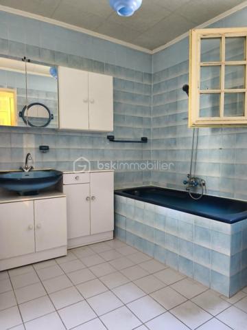 A découvrir, maison de 141 m2 offrant de beaux volumes et de nombreuses possibilités d'aménagement.

Au rez-de-chaussée, vous trouverez un sas d'entrée, un séjour/salon, une cuisine aménagée et équipée avec une arrière cuisine, une pièce pouvant faire office de chambre ou de bureau ainsi qu'une salle de d'eau avec WC.

A l'étage, pièce palière dessert 4 chambres, dont 2 en enfilade, idéales pour des chambres d'enfants. Au dessus, un grenier aménageable offre un beau potentiel.

La maison dispose d'une véranda et un garage avec grenier au dessus. De plusieurs caves, débarras, ainsi que de dépendances et un jardin non attenant.

Les ++++ : 
- chaudière à granulés récente et économique (consommation d'environ 2,5 tonnes/ans, soit 850 à 900 euros par an.)
- Toiture de la maison en bonne état
- Commerces er services de proximité (boulangerie, école et restaurant)
- A seulement 5 minutes de Pré en Pail

Une maison idéale pour une famille ou un projet nécessitant de beaux espaces de stockage et un fort potentiel d'évolution.

A visiter sans tarder !
