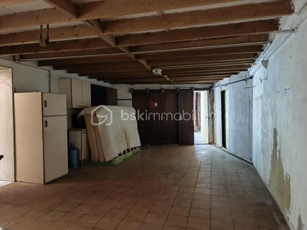 A découvrir, maison de 141 m2 offrant de beaux volumes et de nombreuses possibilités d'aménagement.

Au rez-de-chaussée, vous trouverez un sas d'entrée, un séjour/salon, une cuisine aménagée et équipée avec une arrière cuisine, une pièce pouvant faire office de chambre ou de bureau ainsi qu'une salle de d'eau avec WC.

A l'étage, pièce palière dessert 4 chambres, dont 2 en enfilade, idéales pour des chambres d'enfants. Au dessus, un grenier aménageable offre un beau potentiel.

La maison dispose d'une véranda et un garage avec grenier au dessus. De plusieurs caves, débarras, ainsi que de dépendances et un jardin non attenant.

Les ++++ : 
- chaudière à granulés récente et économique (consommation d'environ 2,5 tonnes/ans, soit 850 à 900 euros par an.)
- Toiture de la maison en bonne état
- Commerces er services de proximité (boulangerie, école et restaurant)
- A seulement 5 minutes de Pré en Pail

Une maison idéale pour une famille ou un projet nécessitant de beaux espaces de stockage et un fort potentiel d'évolution.

A visiter sans tarder !
