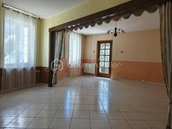 A découvrir, maison de 141 m2 offrant de beaux volumes et de nombreuses possibilités d'aménagement.

Au rez-de-chaussée, vous trouverez un sas d'entrée, un séjour/salon, une cuisine aménagée et équipée avec une arrière cuisine, une pièce pouvant faire office de chambre ou de bureau ainsi qu'une salle de d'eau avec WC.

A l'étage, pièce palière dessert 4 chambres, dont 2 en enfilade, idéales pour des chambres d'enfants. Au dessus, un grenier aménageable offre un beau potentiel.

La maison dispose d'une véranda et un garage avec grenier au dessus. De plusieurs caves, débarras, ainsi que de dépendances et un jardin non attenant.

Les ++++ : 
- chaudière à granulés récente et économique (consommation d'environ 2,5 tonnes/ans, soit 850 à 900 euros par an.)
- Toiture de la maison en bonne état
- Commerces er services de proximité (boulangerie, école et restaurant)
- A seulement 5 minutes de Pré en Pail

Une maison idéale pour une famille ou un projet nécessitant de beaux espaces de stockage et un fort potentiel d'évolution.

A visiter sans tarder !