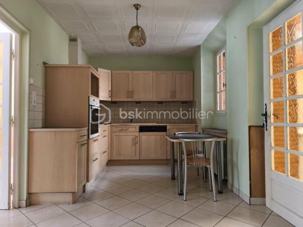 A découvrir, maison de 141 m2 offrant de beaux volumes et de nombreuses possibilités d'aménagement.

Au rez-de-chaussée, vous trouverez un sas d'entrée, un séjour/salon, une cuisine aménagée et équipée avec une arrière cuisine, une pièce pouvant faire office de chambre ou de bureau ainsi qu'une salle de d'eau avec WC.

A l'étage, pièce palière dessert 4 chambres, dont 2 en enfilade, idéales pour des chambres d'enfants. Au dessus, un grenier aménageable offre un beau potentiel.

La maison dispose d'une véranda et un garage avec grenier au dessus. De plusieurs caves, débarras, ainsi que de dépendances et un jardin non attenant.

Les ++++ : 
- chaudière à granulés récente et économique (consommation d'environ 2,5 tonnes/ans, soit 850 à 900 euros par an.)
- Toiture de la maison en bonne état
- Commerces er services de proximité (boulangerie, école et restaurant)
- A seulement 5 minutes de Pré en Pail

Une maison idéale pour une famille ou un projet nécessitant de beaux espaces de stockage et un fort potentiel d'évolution.

A visiter sans tarder !