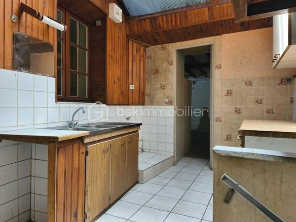 A découvrir, maison de 141 m2 offrant de beaux volumes et de nombreuses possibilités d'aménagement.

Au rez-de-chaussée, vous trouverez un sas d'entrée, un séjour/salon, une cuisine aménagée et équipée avec une arrière cuisine, une pièce pouvant faire office de chambre ou de bureau ainsi qu'une salle de d'eau avec WC.

A l'étage, pièce palière dessert 4 chambres, dont 2 en enfilade, idéales pour des chambres d'enfants. Au dessus, un grenier aménageable offre un beau potentiel.

La maison dispose d'une véranda et un garage avec grenier au dessus. De plusieurs caves, débarras, ainsi que de dépendances et un jardin non attenant.

Les ++++ : 
- chaudière à granulés récente et économique (consommation d'environ 2,5 tonnes/ans, soit 850 à 900 euros par an.)
- Toiture de la maison en bonne état
- Commerces er services de proximité (boulangerie, école et restaurant)
- A seulement 5 minutes de Pré en Pail

Une maison idéale pour une famille ou un projet nécessitant de beaux espaces de stockage et un fort potentiel d'évolution.

A visiter sans tarder !