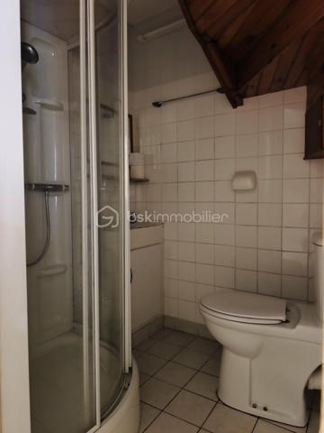 A découvrir, maison de 141 m2 offrant de beaux volumes et de nombreuses possibilités d'aménagement.

Au rez-de-chaussée, vous trouverez un sas d'entrée, un séjour/salon, une cuisine aménagée et équipée avec une arrière cuisine, une pièce pouvant faire office de chambre ou de bureau ainsi qu'une salle de d'eau avec WC.

A l'étage, pièce palière dessert 4 chambres, dont 2 en enfilade, idéales pour des chambres d'enfants. Au dessus, un grenier aménageable offre un beau potentiel.

La maison dispose d'une véranda et un garage avec grenier au dessus. De plusieurs caves, débarras, ainsi que de dépendances et un jardin non attenant.

Les ++++ : 
- chaudière à granulés récente et économique (consommation d'environ 2,5 tonnes/ans, soit 850 à 900 euros par an.)
- Toiture de la maison en bonne état
- Commerces er services de proximité (boulangerie, école et restaurant)
- A seulement 5 minutes de Pré en Pail

Une maison idéale pour une famille ou un projet nécessitant de beaux espaces de stockage et un fort potentiel d'évolution.

A visiter sans tarder !