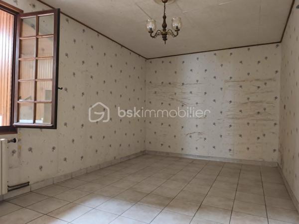 A découvrir, maison de 141 m2 offrant de beaux volumes et de nombreuses possibilités d'aménagement.

Au rez-de-chaussée, vous trouverez un sas d'entrée, un séjour/salon, une cuisine aménagée et équipée avec une arrière cuisine, une pièce pouvant faire office de chambre ou de bureau ainsi qu'une salle de d'eau avec WC.

A l'étage, pièce palière dessert 4 chambres, dont 2 en enfilade, idéales pour des chambres d'enfants. Au dessus, un grenier aménageable offre un beau potentiel.

La maison dispose d'une véranda et un garage avec grenier au dessus. De plusieurs caves, débarras, ainsi que de dépendances et un jardin non attenant.

Les ++++ : 
- chaudière à granulés récente et économique (consommation d'environ 2,5 tonnes/ans, soit 850 à 900 euros par an.)
- Toiture de la maison en bonne état
- Commerces er services de proximité (boulangerie, école et restaurant)
- A seulement 5 minutes de Pré en Pail

Une maison idéale pour une famille ou un projet nécessitant de beaux espaces de stockage et un fort potentiel d'évolution.

A visiter sans tarder !
