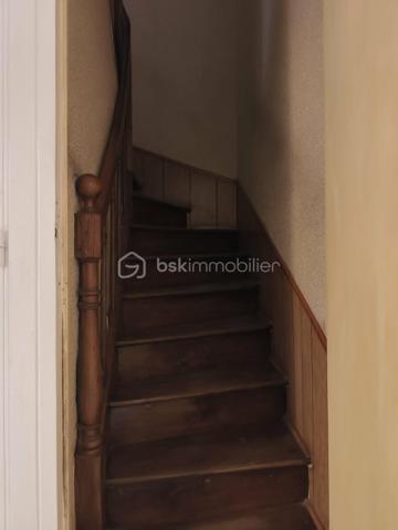A découvrir, maison de 141 m2 offrant de beaux volumes et de nombreuses possibilités d'aménagement.

Au rez-de-chaussée, vous trouverez un sas d'entrée, un séjour/salon, une cuisine aménagée et équipée avec une arrière cuisine, une pièce pouvant faire office de chambre ou de bureau ainsi qu'une salle de d'eau avec WC.

A l'étage, pièce palière dessert 4 chambres, dont 2 en enfilade, idéales pour des chambres d'enfants. Au dessus, un grenier aménageable offre un beau potentiel.

La maison dispose d'une véranda et un garage avec grenier au dessus. De plusieurs caves, débarras, ainsi que de dépendances et un jardin non attenant.

Les ++++ : 
- chaudière à granulés récente et économique (consommation d'environ 2,5 tonnes/ans, soit 850 à 900 euros par an.)
- Toiture de la maison en bonne état
- Commerces er services de proximité (boulangerie, école et restaurant)
- A seulement 5 minutes de Pré en Pail

Une maison idéale pour une famille ou un projet nécessitant de beaux espaces de stockage et un fort potentiel d'évolution.

A visiter sans tarder !