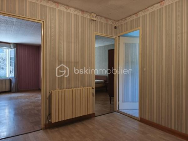A découvrir, maison de 141 m2 offrant de beaux volumes et de nombreuses possibilités d'aménagement.

Au rez-de-chaussée, vous trouverez un sas d'entrée, un séjour/salon, une cuisine aménagée et équipée avec une arrière cuisine, une pièce pouvant faire office de chambre ou de bureau ainsi qu'une salle de d'eau avec WC.

A l'étage, pièce palière dessert 4 chambres, dont 2 en enfilade, idéales pour des chambres d'enfants. Au dessus, un grenier aménageable offre un beau potentiel.

La maison dispose d'une véranda et un garage avec grenier au dessus. De plusieurs caves, débarras, ainsi que de dépendances et un jardin non attenant.

Les ++++ : 
- chaudière à granulés récente et économique (consommation d'environ 2,5 tonnes/ans, soit 850 à 900 euros par an.)
- Toiture de la maison en bonne état
- Commerces er services de proximité (boulangerie, école et restaurant)
- A seulement 5 minutes de Pré en Pail

Une maison idéale pour une famille ou un projet nécessitant de beaux espaces de stockage et un fort potentiel d'évolution.

A visiter sans tarder !