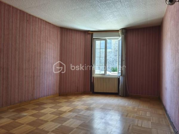 A découvrir, maison de 141 m2 offrant de beaux volumes et de nombreuses possibilités d'aménagement.

Au rez-de-chaussée, vous trouverez un sas d'entrée, un séjour/salon, une cuisine aménagée et équipée avec une arrière cuisine, une pièce pouvant faire office de chambre ou de bureau ainsi qu'une salle de d'eau avec WC.

A l'étage, pièce palière dessert 4 chambres, dont 2 en enfilade, idéales pour des chambres d'enfants. Au dessus, un grenier aménageable offre un beau potentiel.

La maison dispose d'une véranda et un garage avec grenier au dessus. De plusieurs caves, débarras, ainsi que de dépendances et un jardin non attenant.

Les ++++ : 
- chaudière à granulés récente et économique (consommation d'environ 2,5 tonnes/ans, soit 850 à 900 euros par an.)
- Toiture de la maison en bonne état
- Commerces er services de proximité (boulangerie, école et restaurant)
- A seulement 5 minutes de Pré en Pail

Une maison idéale pour une famille ou un projet nécessitant de beaux espaces de stockage et un fort potentiel d'évolution.

A visiter sans tarder !