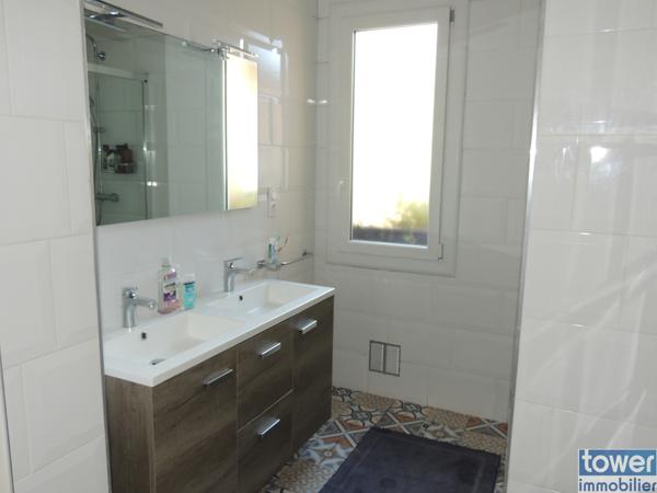 Ancienne boulangerie avec maison attenante.