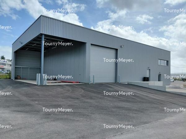 A LOUER BÂTIMENT DE 528 M²-TERRAIN PRIVATIF