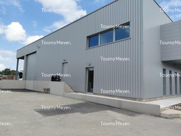 A LOUER BÂTIMENT DE 528 M²-TERRAIN PRIVATIF