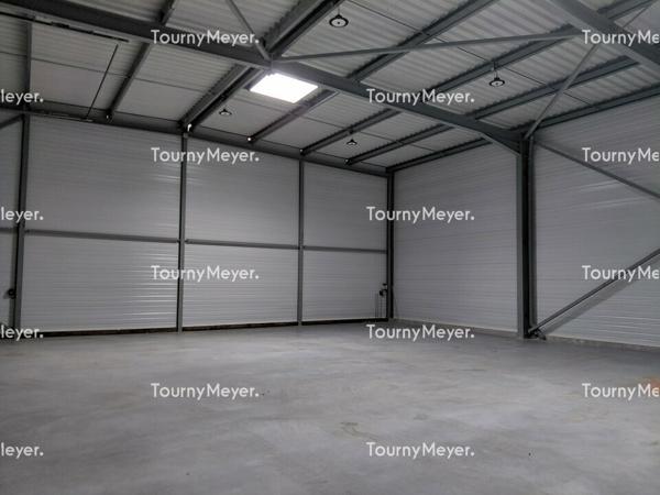 A LOUER BÂTIMENT DE 528 M²-TERRAIN PRIVATIF
