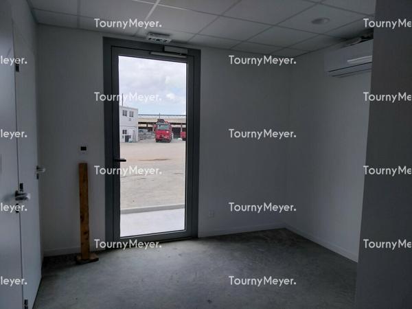 A LOUER BÂTIMENT DE 528 M²-TERRAIN PRIVATIF