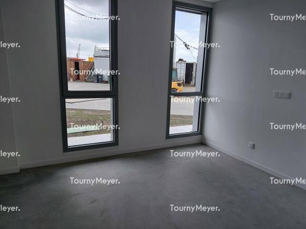 A LOUER BÂTIMENT DE 528 M²-TERRAIN PRIVATIF