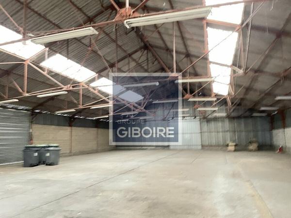 Local d'activites 970 m² à louer Périphérie Rennes (réf : 35.4379)