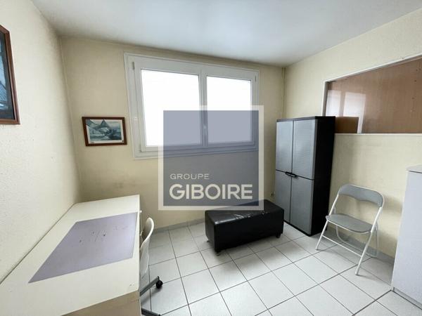 Local d'activites 970 m² à louer Périphérie Rennes (réf : 35.4379)
