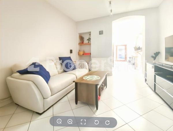 OPPORTUNITE 
SUITE A UN DESISTEMENT, CE BIEN REVIENT A LA VENTE !
82M² HAB / 95M² SOL

LESQUIN : 
Dans une rue très calme et en sens unique - Venez découvrir cette maison de ville avec un double accès sur l'arrière.
celle ci vous propose, Hall d'entrée, salon séjour, grande cuisine équipée, wc, une pièce lumineuse pouvant servir de salle à manger, de bureau / ou seconde salle de bain. Sur les étages, 3 Chambres  de belles surfaces avec salle de bain
un extérieur sans vis a vis, bien ensoleillé "SUD" avec une dépendance au fond du terrain (vélo/Moto/stockage) donnant accès sur l'arrière  - stationnement facile

- Au carrefour de toutes les autoroutes
- Nombreuses écoles jusqu'au collège
- Présence d'une gare sur Lesquin qui vous amène en 7Min sur LILLE
- Proche du métro "4Cantons" (9min en bus) LIGNE 1 JAUNE
- Lesquin est également recherché pour son coté "Nature"  

Sébastien AELBRECHT BSK