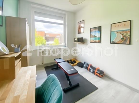 OPPORTUNITE 
SUITE A UN DESISTEMENT, CE BIEN REVIENT A LA VENTE !
82M² HAB / 95M² SOL

LESQUIN : 
Dans une rue très calme et en sens unique - Venez découvrir cette maison de ville avec un double accès sur l'arrière.
celle ci vous propose, Hall d'entrée, salon séjour, grande cuisine équipée, wc, une pièce lumineuse pouvant servir de salle à manger, de bureau / ou seconde salle de bain. Sur les étages, 3 Chambres  de belles surfaces avec salle de bain
un extérieur sans vis a vis, bien ensoleillé "SUD" avec une dépendance au fond du terrain (vélo/Moto/stockage) donnant accès sur l'arrière  - stationnement facile

- Au carrefour de toutes les autoroutes
- Nombreuses écoles jusqu'au collège
- Présence d'une gare sur Lesquin qui vous amène en 7Min sur LILLE
- Proche du métro "4Cantons" (9min en bus) LIGNE 1 JAUNE
- Lesquin est également recherché pour son coté "Nature"  

Sébastien AELBRECHT BSK