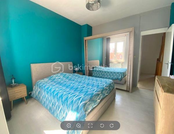 OPPORTUNITE 
SUITE A UN DESISTEMENT, CE BIEN REVIENT A LA VENTE !
82M² HAB / 95M² SOL

LESQUIN : 
Dans une rue très calme et en sens unique - Venez découvrir cette maison de ville avec un double accès sur l'arrière.
celle ci vous propose, Hall d'entrée, salon séjour, grande cuisine équipée, wc, une pièce lumineuse pouvant servir de salle à manger, de bureau / ou seconde salle de bain. Sur les étages, 3 Chambres  de belles surfaces avec salle de bain
un extérieur sans vis a vis, bien ensoleillé "SUD" avec une dépendance au fond du terrain (vélo/Moto/stockage) donnant accès sur l'arrière  - stationnement facile

- Au carrefour de toutes les autoroutes
- Nombreuses écoles jusqu'au collège
- Présence d'une gare sur Lesquin qui vous amène en 7Min sur LILLE
- Proche du métro "4Cantons" (9min en bus) LIGNE 1 JAUNE
- Lesquin est également recherché pour son coté "Nature"  

Sébastien AELBRECHT BSK