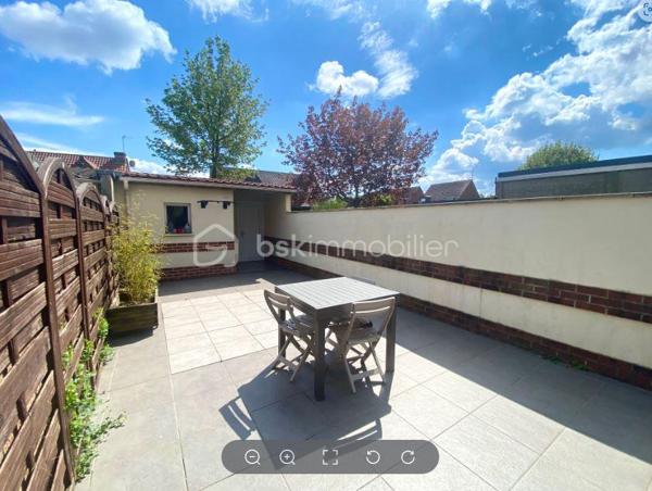 OPPORTUNITE 
SUITE A UN DESISTEMENT, CE BIEN REVIENT A LA VENTE !
82M² HAB / 95M² SOL

LESQUIN : 
Dans une rue très calme et en sens unique - Venez découvrir cette maison de ville avec un double accès sur l'arrière.
celle ci vous propose, Hall d'entrée, salon séjour, grande cuisine équipée, wc, une pièce lumineuse pouvant servir de salle à manger, de bureau / ou seconde salle de bain. Sur les étages, 3 Chambres  de belles surfaces avec salle de bain
un extérieur sans vis a vis, bien ensoleillé "SUD" avec une dépendance au fond du terrain (vélo/Moto/stockage) donnant accès sur l'arrière  - stationnement facile

- Au carrefour de toutes les autoroutes
- Nombreuses écoles jusqu'au collège
- Présence d'une gare sur Lesquin qui vous amène en 7Min sur LILLE
- Proche du métro "4Cantons" (9min en bus) LIGNE 1 JAUNE
- Lesquin est également recherché pour son coté "Nature"  

Sébastien AELBRECHT BSK