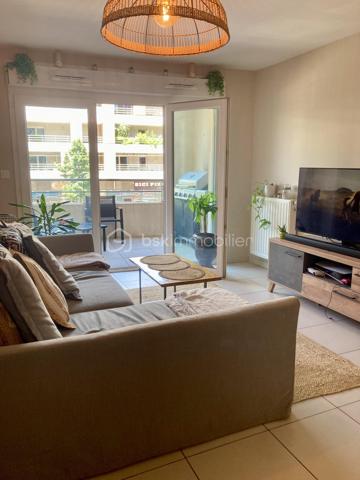 En exclusivité,

Venez découvrir cet appartement moderne, idéalement situé à Castelnau-le-Lez. Dans un quartier recherché et proche de toutes commodités. La salle d'eau et la partie cuisine ont été refaites en 2023, ainsi que toutes les peintures.

Cet appartement de 71 m² se compose comme suit ;
Une belle pièce de vie lumineuse donnant sur une cuisine ouverte toute équipée et aménagée. L’espace nuit comprend deux  belles chambres confortables, une salle d'eau moderne équipée d’une double vasque et d’une douche à l’italienne, un  WC séparé. Placard intégré dans les couloirs, de plus un cellier avec arrivée d’eau pour l’électroménager.
Pour profiter des beaux jours, une terrasse complète ce bien.
Toutes les ouvertures sont en  double vitrage et PVC.
Ainsi qu’une place de parking fermée en sous-sol.
 
L’appartement bénéficie des normes PMR, d’un emplacement privilégié, avec l’ensemble des commodités accessibles à proximité immédiate : commerces, pharmacie, cabinets médicaux, transports et services du quotidien.

N'hésitez plus, venez visiter sans plus tarder !