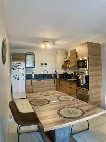 En exclusivité,

Venez découvrir cet appartement moderne, idéalement situé à Castelnau-le-Lez. Dans un quartier recherché et proche de toutes commodités. La salle d'eau et la partie cuisine ont été refaites en 2023, ainsi que toutes les peintures.

Cet appartement de 71 m² se compose comme suit ;
Une belle pièce de vie lumineuse donnant sur une cuisine ouverte toute équipée et aménagée. L’espace nuit comprend deux  belles chambres confortables, une salle d'eau moderne équipée d’une double vasque et d’une douche à l’italienne, un  WC séparé. Placard intégré dans les couloirs, de plus un cellier avec arrivée d’eau pour l’électroménager.
Pour profiter des beaux jours, une terrasse complète ce bien.
Toutes les ouvertures sont en  double vitrage et PVC.
Ainsi qu’une place de parking fermée en sous-sol.
 
L’appartement bénéficie des normes PMR, d’un emplacement privilégié, avec l’ensemble des commodités accessibles à proximité immédiate : commerces, pharmacie, cabinets médicaux, transports et services du quotidien.

N'hésitez plus, venez visiter sans plus tarder !