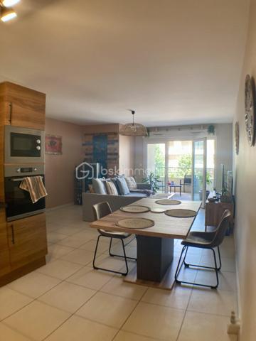 En exclusivité,

Venez découvrir cet appartement moderne, idéalement situé à Castelnau-le-Lez. Dans un quartier recherché et proche de toutes commodités. La salle d'eau et la partie cuisine ont été refaites en 2023, ainsi que toutes les peintures.

Cet appartement de 71 m² se compose comme suit ;
Une belle pièce de vie lumineuse donnant sur une cuisine ouverte toute équipée et aménagée. L’espace nuit comprend deux  belles chambres confortables, une salle d'eau moderne équipée d’une double vasque et d’une douche à l’italienne, un  WC séparé. Placard intégré dans les couloirs, de plus un cellier avec arrivée d’eau pour l’électroménager.
Pour profiter des beaux jours, une terrasse complète ce bien.
Toutes les ouvertures sont en  double vitrage et PVC.
Ainsi qu’une place de parking fermée en sous-sol.
 
L’appartement bénéficie des normes PMR, d’un emplacement privilégié, avec l’ensemble des commodités accessibles à proximité immédiate : commerces, pharmacie, cabinets médicaux, transports et services du quotidien.

N'hésitez plus, venez visiter sans plus tarder !