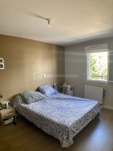 En exclusivité,

Venez découvrir cet appartement moderne, idéalement situé à Castelnau-le-Lez. Dans un quartier recherché et proche de toutes commodités. La salle d'eau et la partie cuisine ont été refaites en 2023, ainsi que toutes les peintures.

Cet appartement de 71 m² se compose comme suit ;
Une belle pièce de vie lumineuse donnant sur une cuisine ouverte toute équipée et aménagée. L’espace nuit comprend deux  belles chambres confortables, une salle d'eau moderne équipée d’une double vasque et d’une douche à l’italienne, un  WC séparé. Placard intégré dans les couloirs, de plus un cellier avec arrivée d’eau pour l’électroménager.
Pour profiter des beaux jours, une terrasse complète ce bien.
Toutes les ouvertures sont en  double vitrage et PVC.
Ainsi qu’une place de parking fermée en sous-sol.
 
L’appartement bénéficie des normes PMR, d’un emplacement privilégié, avec l’ensemble des commodités accessibles à proximité immédiate : commerces, pharmacie, cabinets médicaux, transports et services du quotidien.

N'hésitez plus, venez visiter sans plus tarder !