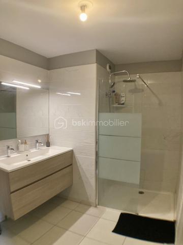 En exclusivité,

Venez découvrir cet appartement moderne, idéalement situé à Castelnau-le-Lez. Dans un quartier recherché et proche de toutes commodités. La salle d'eau et la partie cuisine ont été refaites en 2023, ainsi que toutes les peintures.

Cet appartement de 71 m² se compose comme suit ;
Une belle pièce de vie lumineuse donnant sur une cuisine ouverte toute équipée et aménagée. L’espace nuit comprend deux  belles chambres confortables, une salle d'eau moderne équipée d’une double vasque et d’une douche à l’italienne, un  WC séparé. Placard intégré dans les couloirs, de plus un cellier avec arrivée d’eau pour l’électroménager.
Pour profiter des beaux jours, une terrasse complète ce bien.
Toutes les ouvertures sont en  double vitrage et PVC.
Ainsi qu’une place de parking fermée en sous-sol.
 
L’appartement bénéficie des normes PMR, d’un emplacement privilégié, avec l’ensemble des commodités accessibles à proximité immédiate : commerces, pharmacie, cabinets médicaux, transports et services du quotidien.

N'hésitez plus, venez visiter sans plus tarder !