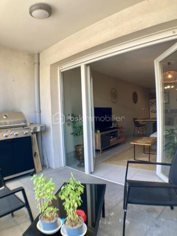 En exclusivité,

Venez découvrir cet appartement moderne, idéalement situé à Castelnau-le-Lez. Dans un quartier recherché et proche de toutes commodités. La salle d'eau et la partie cuisine ont été refaites en 2023, ainsi que toutes les peintures.

Cet appartement de 71 m² se compose comme suit ;
Une belle pièce de vie lumineuse donnant sur une cuisine ouverte toute équipée et aménagée. L’espace nuit comprend deux  belles chambres confortables, une salle d'eau moderne équipée d’une double vasque et d’une douche à l’italienne, un  WC séparé. Placard intégré dans les couloirs, de plus un cellier avec arrivée d’eau pour l’électroménager.
Pour profiter des beaux jours, une terrasse complète ce bien.
Toutes les ouvertures sont en  double vitrage et PVC.
Ainsi qu’une place de parking fermée en sous-sol.
 
L’appartement bénéficie des normes PMR, d’un emplacement privilégié, avec l’ensemble des commodités accessibles à proximité immédiate : commerces, pharmacie, cabinets médicaux, transports et services du quotidien.

N'hésitez plus, venez visiter sans plus tarder !