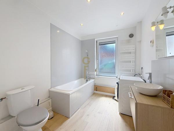 Adorable maison atypique de 92 m2, 2 grandes chambres poss. 3, terrasse parisienne.