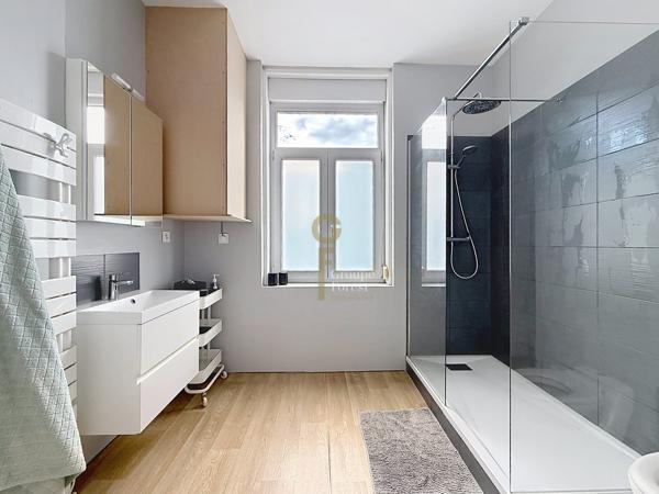 Adorable maison atypique de 92 m2, 2 grandes chambres poss. 3, terrasse parisienne.