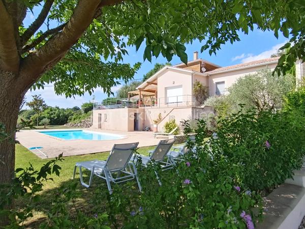 Découvrez cette maison d'architecte exceptionnelle construite en 2009, nichée au cœur d'un magnifique parc arboré de 18 683 m² avec une vue époustouflante sur les Pyrénées.

Avec ses 220 m² habitables, cette demeure spacieuse et lumineuse comprend un vaste séjour de 55 m², une cuisine semi-ouverte avec cellier, deux salles de bains, et quatre chambres, dont une belle suite parentale au rez-de-chaussée. À l'étage, vous trouverez une chambre, une salle d'eau, un bureau, et un WC, formant un espace qui pourrait être transformé en une seconde grande suite parentale avec balcon.

Un appartement indépendant, doté d'une cuisine, véranda, chambre, salle d'eau et toilettes, offre une solution idéale pour accueillir vos proches ou pour être loué en tant que gîte indépendant, vous garantissant ainsi un revenu supplémentaire.

Les immenses baies vitrées inondent la maison de lumière naturelle, vous permettant de profiter du paysage enchanteur en toute saison.

À l'extérieur, une terrasse couverte vous invite à savourer des repas en plein air, tandis que la piscine avec ses plages carrelées est parfaite pour des moments de détente estivale.

Les actuels propriétaires ont développé un magnifique verger, comprenant une multitude d'arbres fruitiers, une oliveraie de 150 arbres ainsi que 15 chênes truffiers, ajoutant encore au charme et à la valeur de cette propriété unique.

La propriété dispose également d'un vaste garage de plus de 100 m², idéal pour un atelier, d'une grande buanderie et d'une pièce dédiée au repassage ou au rangement.

Située en campagne, cette maison offre un véritable havre de paix, à l'abri du bruit et du stress, tout en restant à proximité des commodités et des services.

Ne manquez pas cette opportunité unique de devenir propriétaire d'une maison d'architecte exceptionnelle et laissez vous séduire par son charme inégalé.
